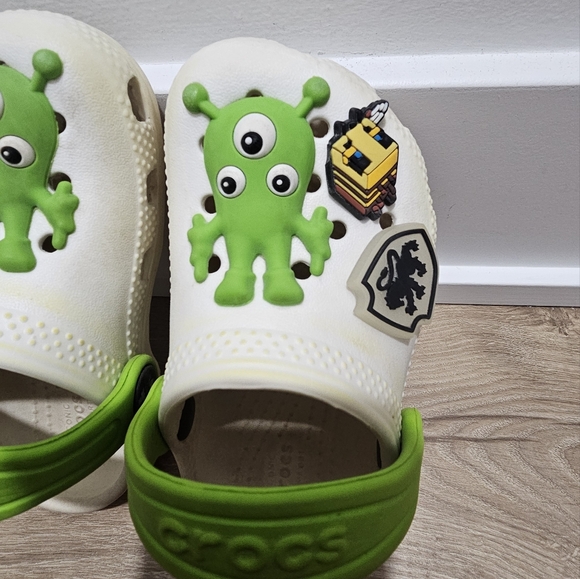 CROCS Kid's Classic Glow Alien Clog/Zuecos Classic Green Size 6 and 7 - Picture 7 of 16
